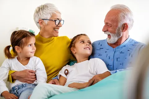 Großeltern mit Enkelkindern